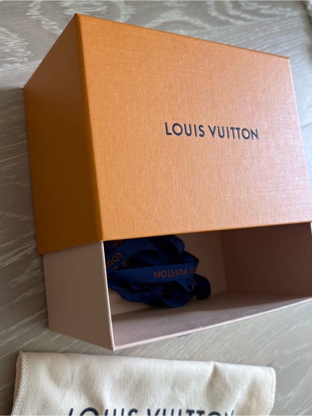 Louis Vuitton Dust bag and gift box - Picture 2 of 12